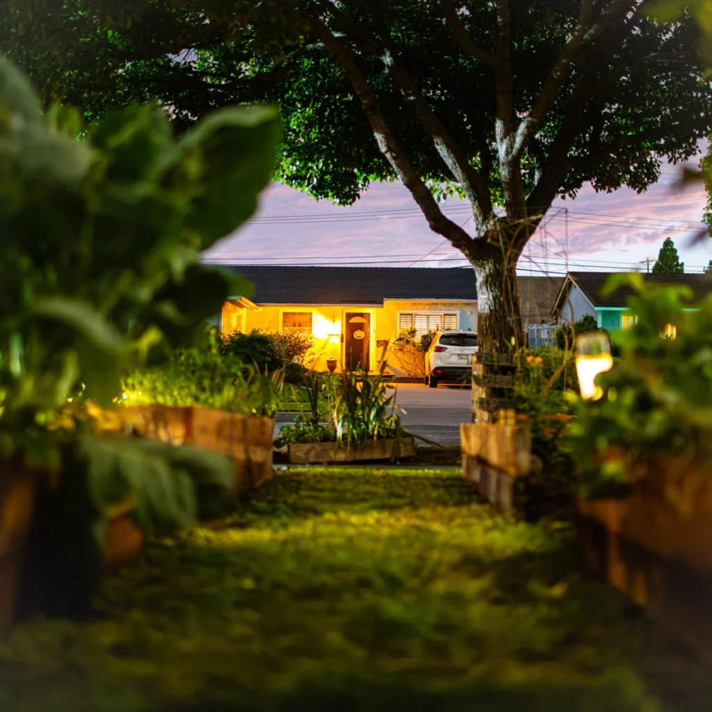 _El Pequeno Paraiso_ Lennon Morales